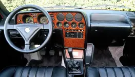 lancia_thema_8.32_6.webp