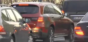thinly-disguised-mercedes-glc-class-test-suv-spotted-in-traffic-video-93033_1.webp