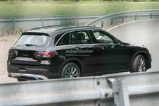 2016-mercedes-benz-glc-looks-stylish-in-minimal-camouflage-spyshots_5.webp