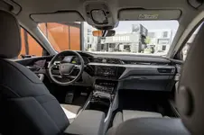 b14498e4-audi-e-tron-interior-2.webp