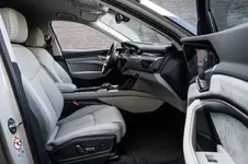 4a7dcdad-audi-e-tron-interior-7.webp
