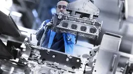 bmw-m850i-engine-build.webp