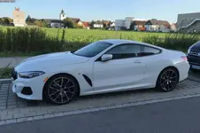BMW-8er-G15-M-Sportpaket-Alpinweiss-02-1024x682.webp
