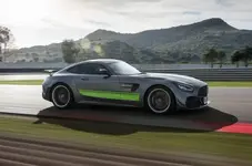 89-mercedes-amg-gt-2018-la-reveal-track-side.webp