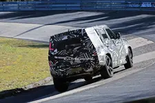 864ab837-2020-land-rover-defender-spy-shots-at-the-nurburgring-17-1024x684.webp
