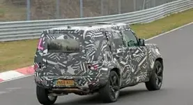 4f8c10a6-2020-land-rover-defender-spy-shots-at-the-nurburgring-28-300x163.webp