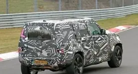 0c22e1a5-2020-land-rover-defender-spy-shots-at-the-nurburgring-27-300x163.webp