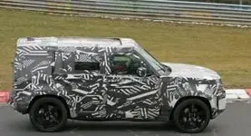 b056477a-2020-land-rover-defender-spy-shots-at-the-nurburgring-24-300x163.webp