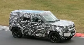 953eb712-2020-land-rover-defender-spy-shots-at-the-nurburgring-23-300x163.webp