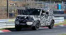 39588081-2020-land-rover-defender-spy-shots-at-the-nurburgring-3-300x163.webp