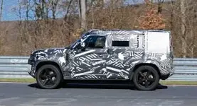 5833e5bf-2020-land-rover-defender-spy-shots-at-the-nurburgring-6-300x163.webp