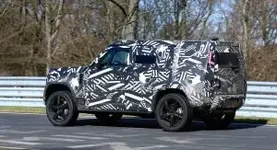 9bf0ae1b-2020-land-rover-defender-spy-shots-at-the-nurburgring-7-300x163.webp