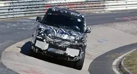 3603b592-2020-land-rover-defender-spy-shots-at-the-nurburgring-12-300x163.webp