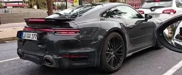 new-porsche-911-turbo-992-spotted-in-traffic-shows-wider-rear-end-133460-7.webp