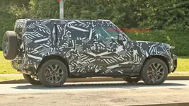 2020-land-rover-defender-hybrid-1.webp