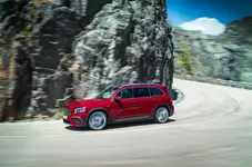 89-mercedes-amg-glb-35-2019-press-cornering.webp