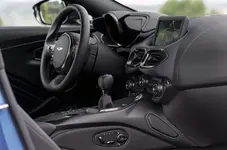 13-aston-martin-vantage-manual-2019-fd-gearstick.webp