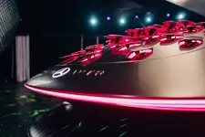 20191212_Mercedes-Benz_ScutesRed.webp