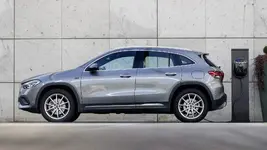 Genf_CLA_250e_GLA_250e_Mercedes-PHEV_Daimler_2020_Hybrid_Kompaktwagen_20C0085_003.webp