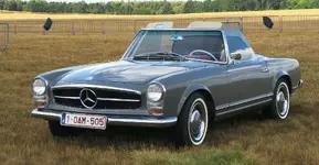 Mercedes-Benz_W113_250_SL_at_Schaffen-Diest_2018.webp