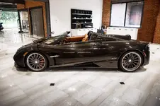 Pagani-Huayra-Roadster-1.webp