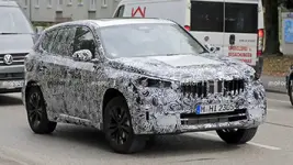 2022-bmw-x1-spy-photo-front-three-quarters (1).webp
