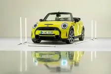 P90411685-mini-cooper-s-convertible-01-2021-600px.webp