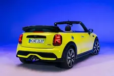 P90411683-mini-cooper-s-convertible-01-2021-600px.webp