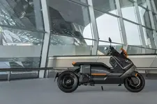 P90428623-bmw-ce-04-in-the-bmw-welt-07-2021-600px.webp