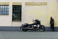 P90439605-bmw-r-18-b-first-edition-09-2021-600px.webp