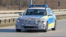 s-touring-facelift-police-car-spy-photos-front-end.webp