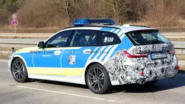 series-touring-facelift-police-car-spy-photos-tail.webp