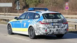 series-touring-facelift-police-car-spy-photos-tail.webp