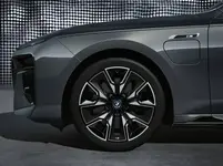 P90458834-the-new-bmw-m760e-xdrive-04-2022-599px.webp