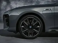 P90458836-the-new-bmw-m760e-xdrive-04-2022-599px.webp