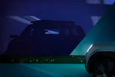fully-electric-mini-crossover-model-06-2022-2248px.webp