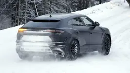 Lamborghini%20Urus%20facelift%20spies-7.webp