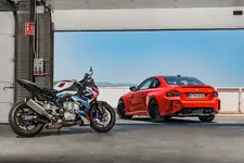 ue-bmw-m2-und-die-neue-bmw-m-1000-r-10-2022-2249px.webp