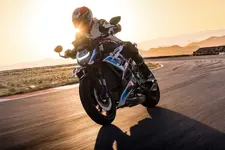 ue-bmw-m2-und-die-neue-bmw-m-1000-r-10-2022-2250px.webp
