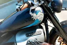 P90484874-bmw-r-18-the-great-wave-11-2022-2250px.webp