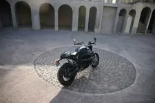 P90488272-bmw-r-ninet-100-years-12-2022-2250px.webp