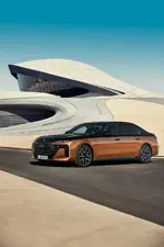 P90500583-the-bmw-i7-m70-xdrive-04-2023-1000px.webp