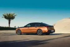 P90500585-the-bmw-i7-m70-xdrive-04-2023-2250px.webp