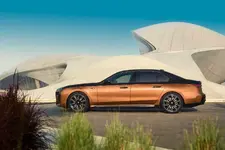 P90500588-the-bmw-i7-m70-xdrive-04-2023-2250px.webp