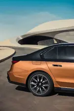 P90500604-the-bmw-i7-m70-xdrive-04-2023-1000px.webp