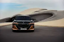 P90500609-the-bmw-i7-m70-xdrive-04-2023-2248px.webp
