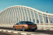 P90500826-the-bmw-i7-m70-xdrive-04-2023-2250px.webp