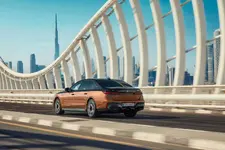 P90500827-the-bmw-i7-m70-xdrive-04-2023-2250px.webp