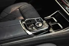 P90500793-the-bmw-i7-m70-xdrive-04-2023-2250px.webp