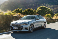 000-the-new-bmw-i5-edrive40-driving-05-2023-2250px.webp